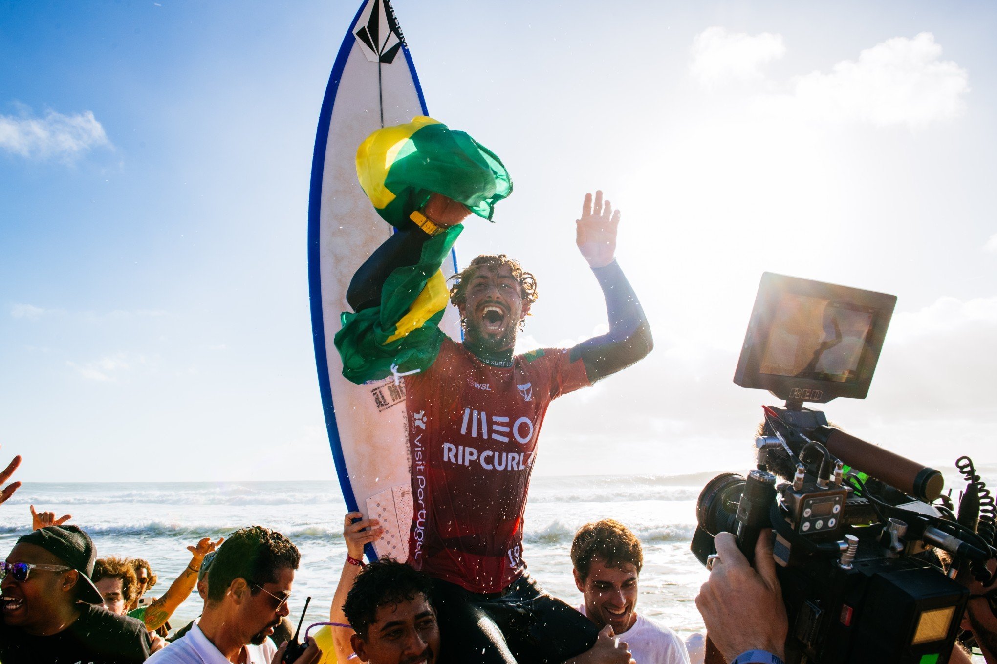 João Chianca supera Robinson e celebra 1º título no Circuito Mundial de Surfe