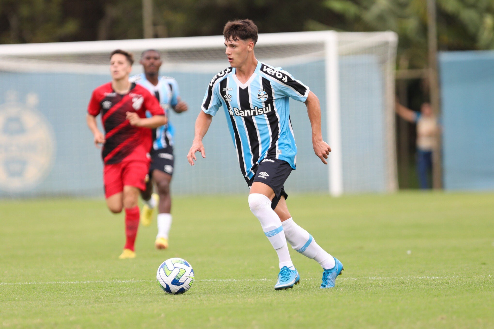 Atacante da base é promovido ao time principal do Grêmio