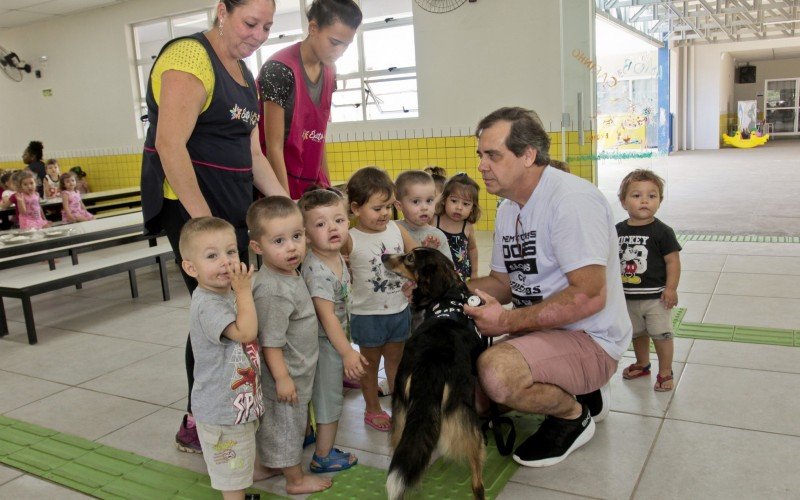Cacá com alunos da educação infantil da Rainer Dorneles