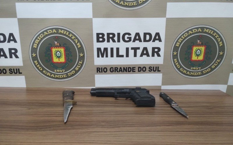 BM apreendeu um simulacro de arma de fogo e duas facas com o suspeito; o celular foi devolvido à vítima