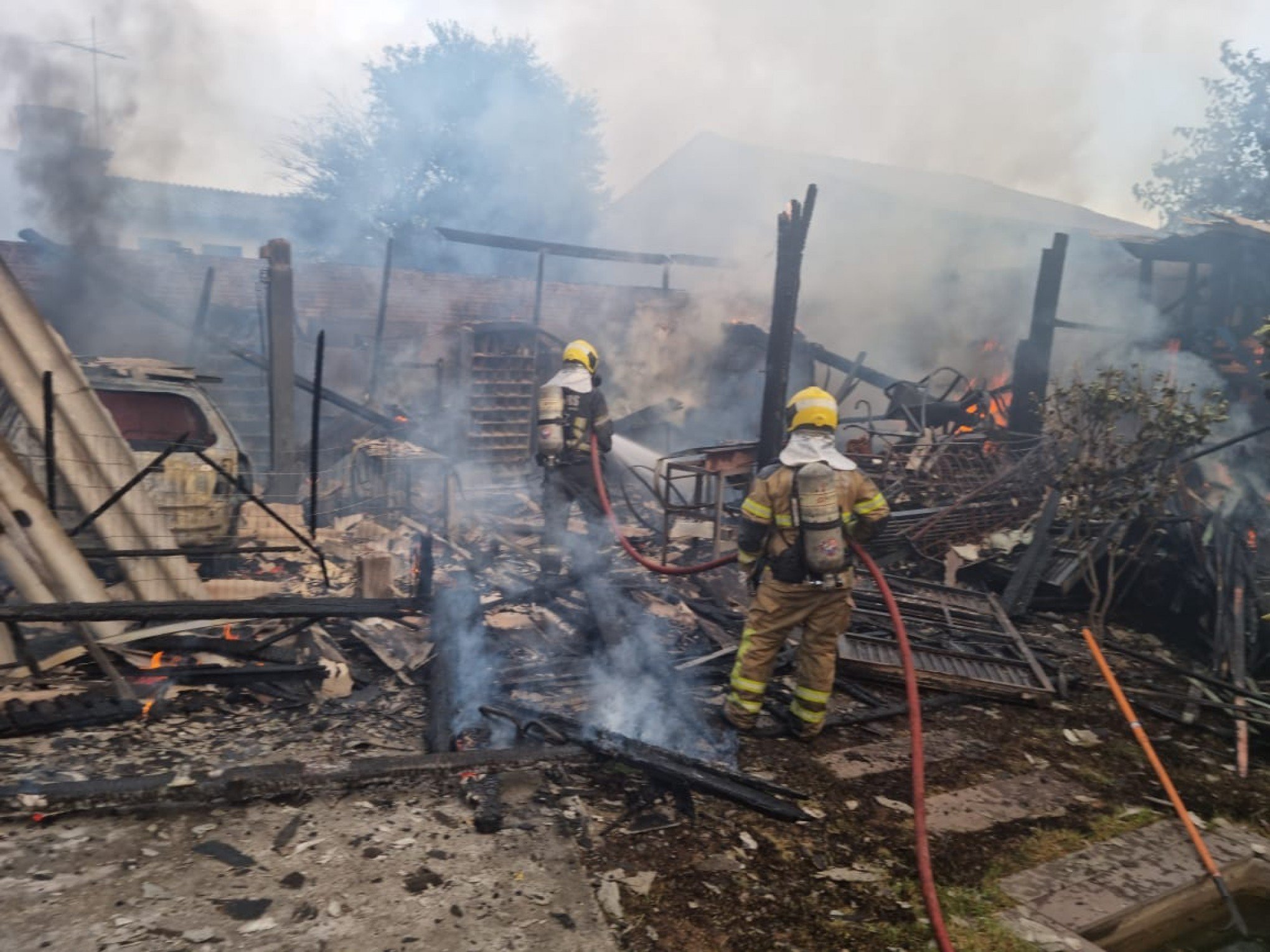 Chamas em residência se alastram e casa ao lado é atingida em Estância Velha