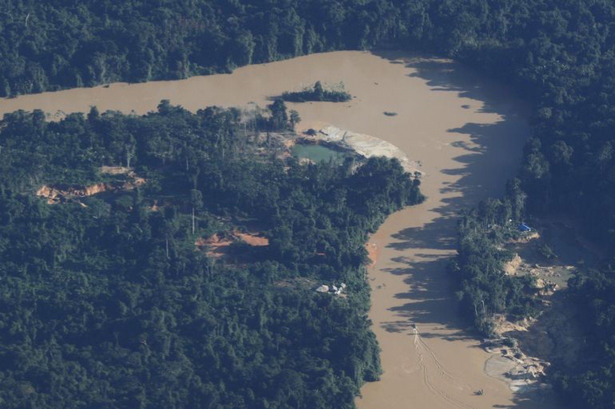 Áreas de garimpo ilegal na Terra Indígena Yanomami vistas em sobrevoo ao longo do Rio Mucajaí em fevereiro de 2023