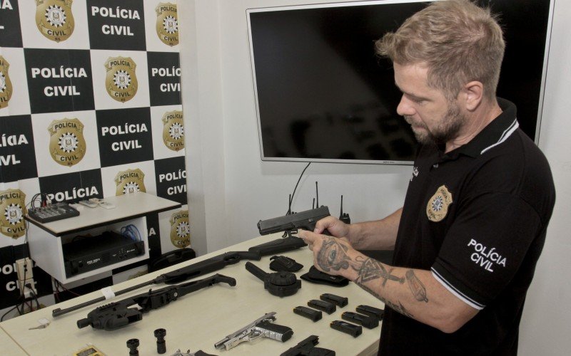 Delegado Gustavo Bermudes mostra pistola com numeração raspada