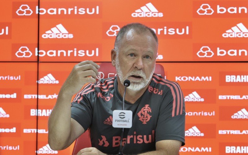 Técnico Mano Menezes falou à imprensa na quinta-feira