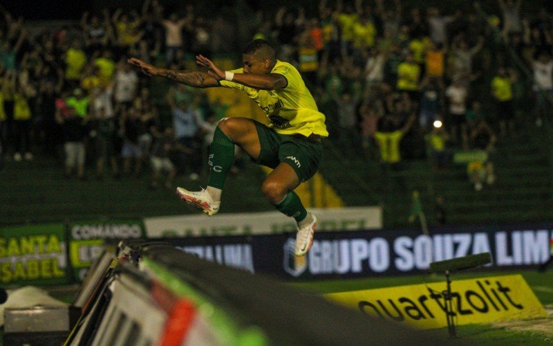 Erick Farias abriu o placar no Colosso da Lagoa