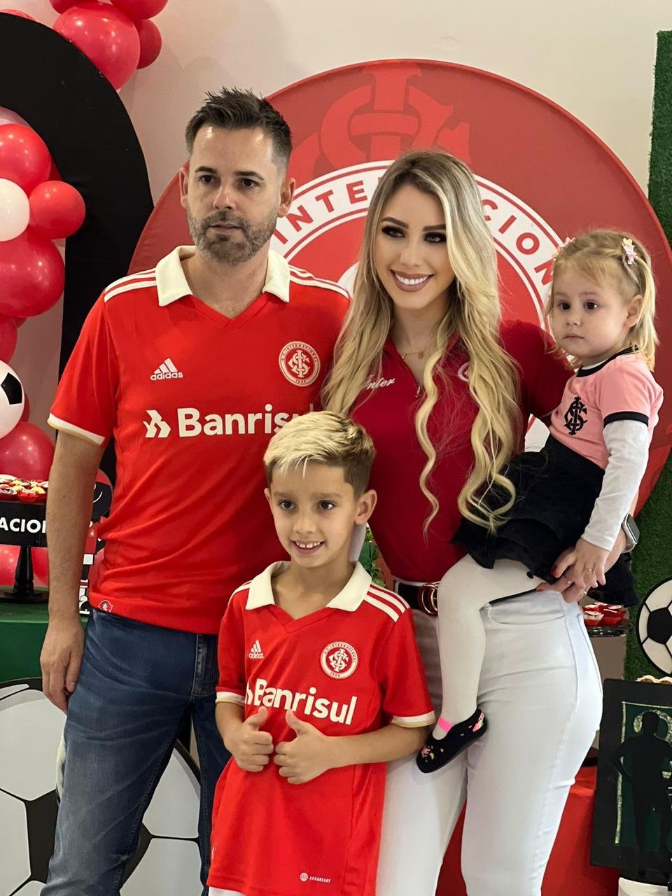Vitória com o marido, Leandro, e os filhos, Pedro Henrique e Luísa