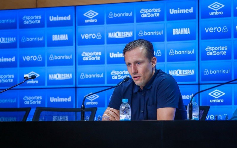Lucas Leiva se emocionou no anúncio da aposentadoria