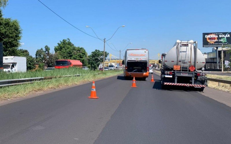 Ônibus estraga na BR-116 e uma das faixas da rodovia é bloqueada