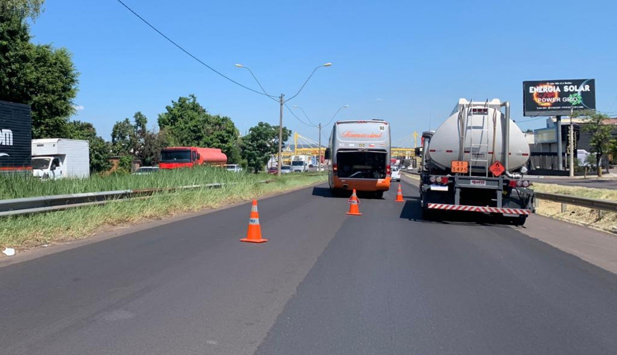 Ônibus estraga na BR-116 e uma das faixas da rodovia é bloqueada