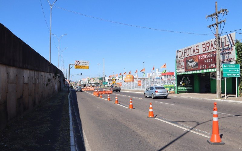 Trânsito alterado no viaduto do bairro Scharlau, na lateral da BR-116. Dnit sinalizou o local