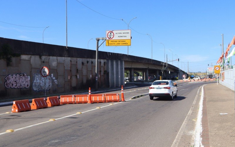 Com o trânsito alterado no viaduto do bairro Scharlau, não é mais permitido cruzar a rodovia e sinaleiras foram desligadas
