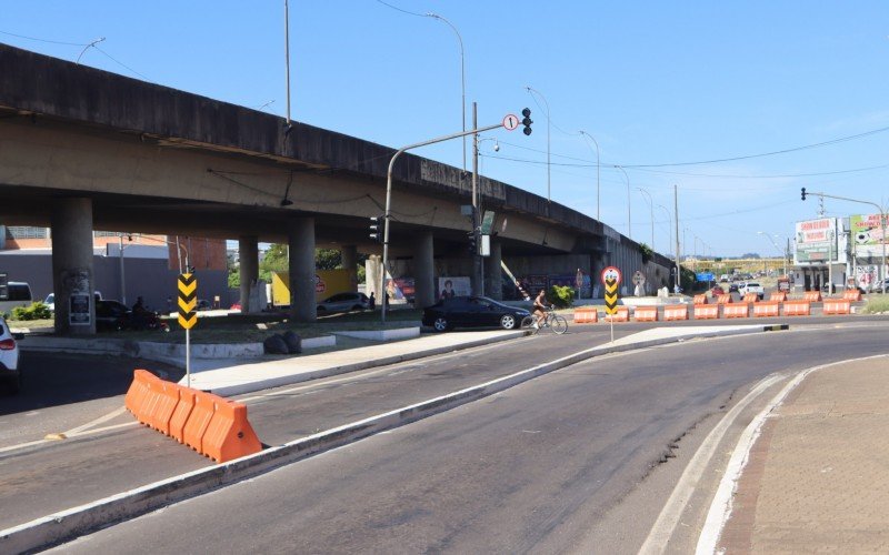 Com o trânsito alterado no viaduto do bairro Scharlau, não é mais permitido cruzar a rodovia e sinaleiras foram desligadas