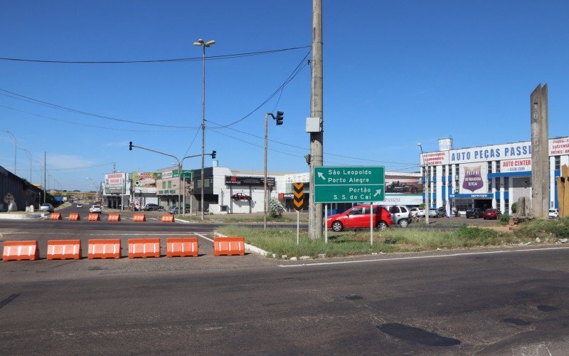 Barreiras foram colocadas na rua lateral da BR-116, junto ao viaduto da Scharlau, no cruzamento da RS-240, para impedir passagem de veÃculos