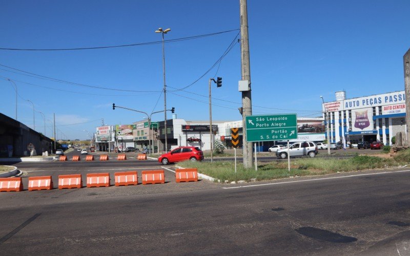 Barreiras foram colocadas na rua lateral da BR-116, junto ao viaduto da Scharlau, no cruzamento da RS-240, para impedir passagem de veÃculos