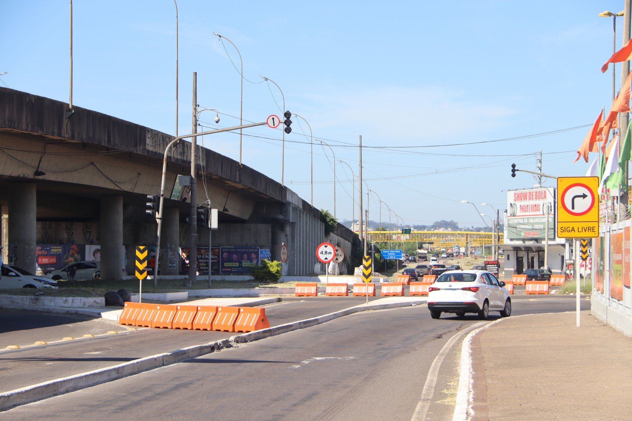 Via lateral da BR-116, na Scharlau, é bloqueada para obras