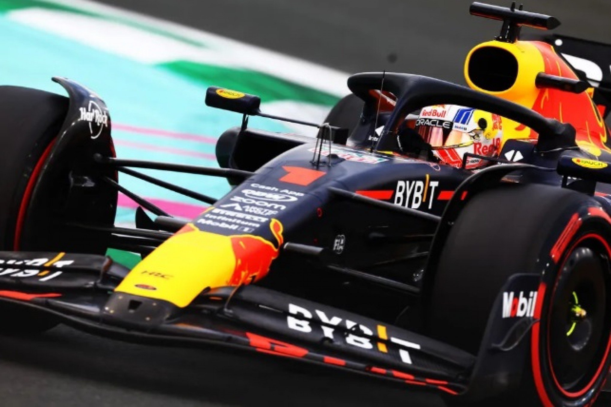 Verstappen faz melhor tempo no terceiro treino livre para GP da Arábia