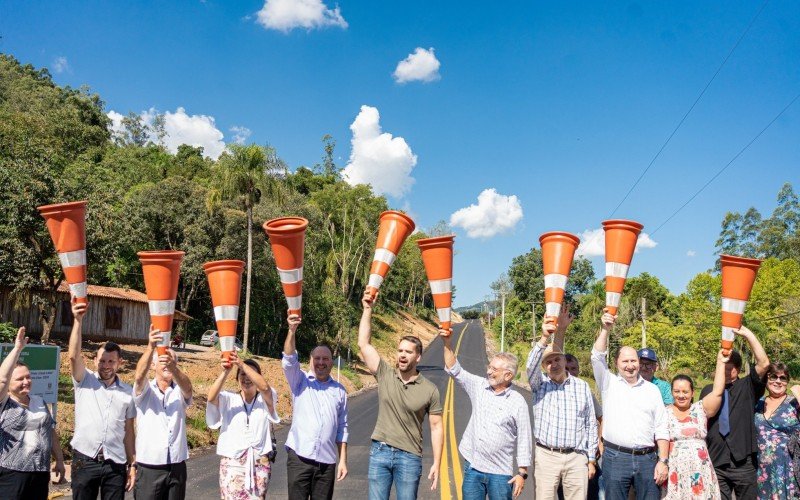 Governo do RS inaugura pavimentaÃ§Ã£o de estrada em Picada CafÃ©