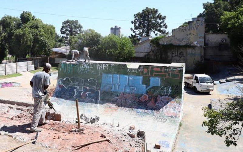 Operários já trabalham na obra do espaço do skate