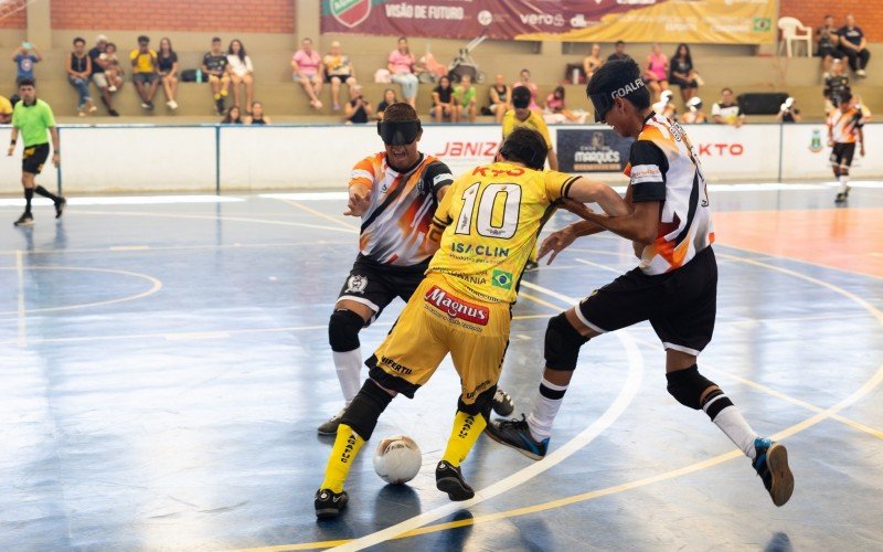 Ricardinho tenta passar pela marcaÃ§Ã£o na final da 1Âª Copa Internacional 
