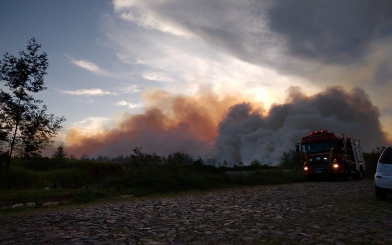 Bombeiros trabalham para conter chamas na Av. Carlos Armando Koch