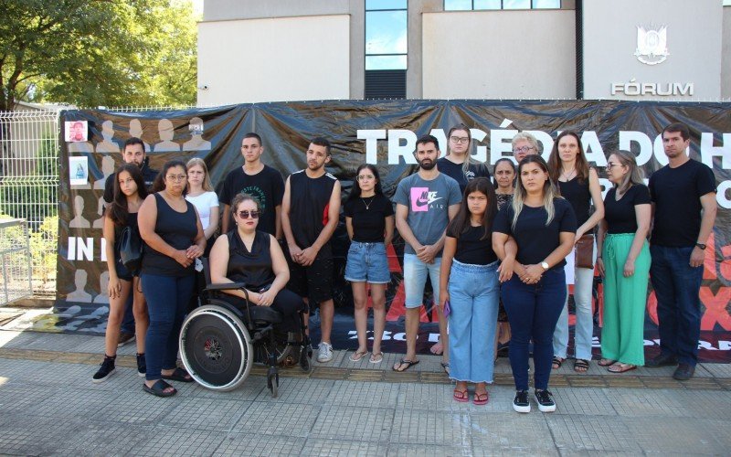 Ato na manhã de ontem foi em frente ao Foro de Campo Bom