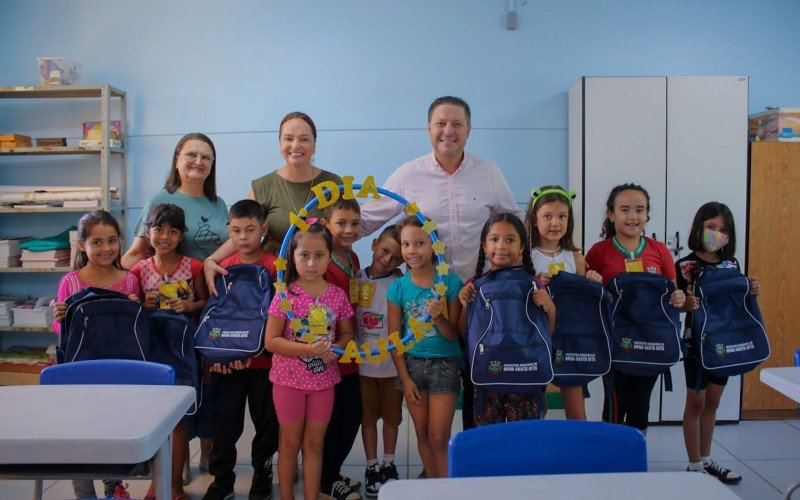 Prefeito de Nova Santa Rita Rodrigo Battistella (ao centro) na entrega de materiais escolares a alunos da rede municipal