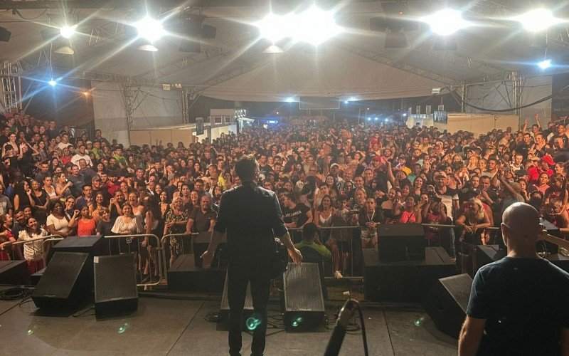 Os festejos pelos 31 anos do município começaram na noite de sexta, no parque Olmiro Brandão, quando as bandas Arde Rock, Flor da Serra e Indústria Musical reuniram 3 mil pessoas. E milhares passaram pelo parque também no sábado (foto) e no domingo