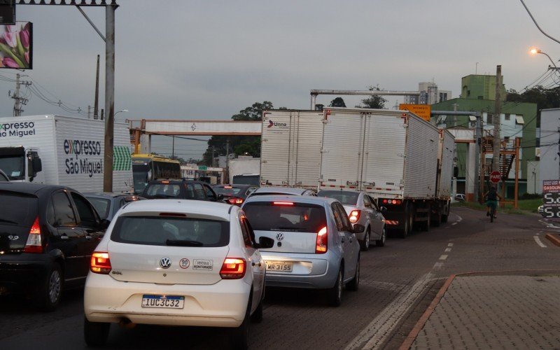 Nos horários de pico, trecho registrou congestionamentos durante a segunda-feira