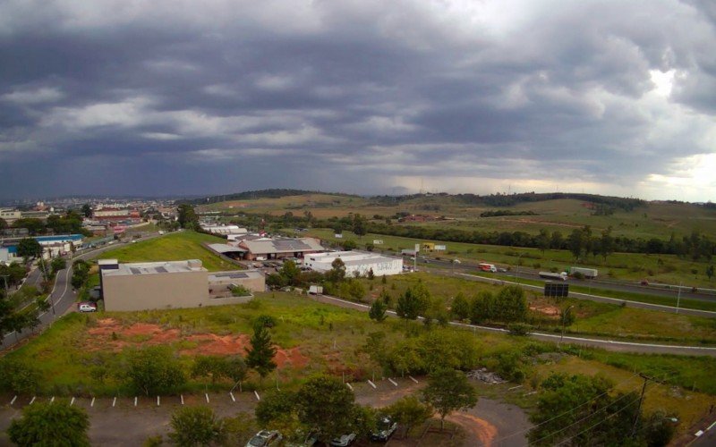 Nuvens carregadas encobrem o céu de Novo Hamburgo na tarde desta segunda-feira (20)