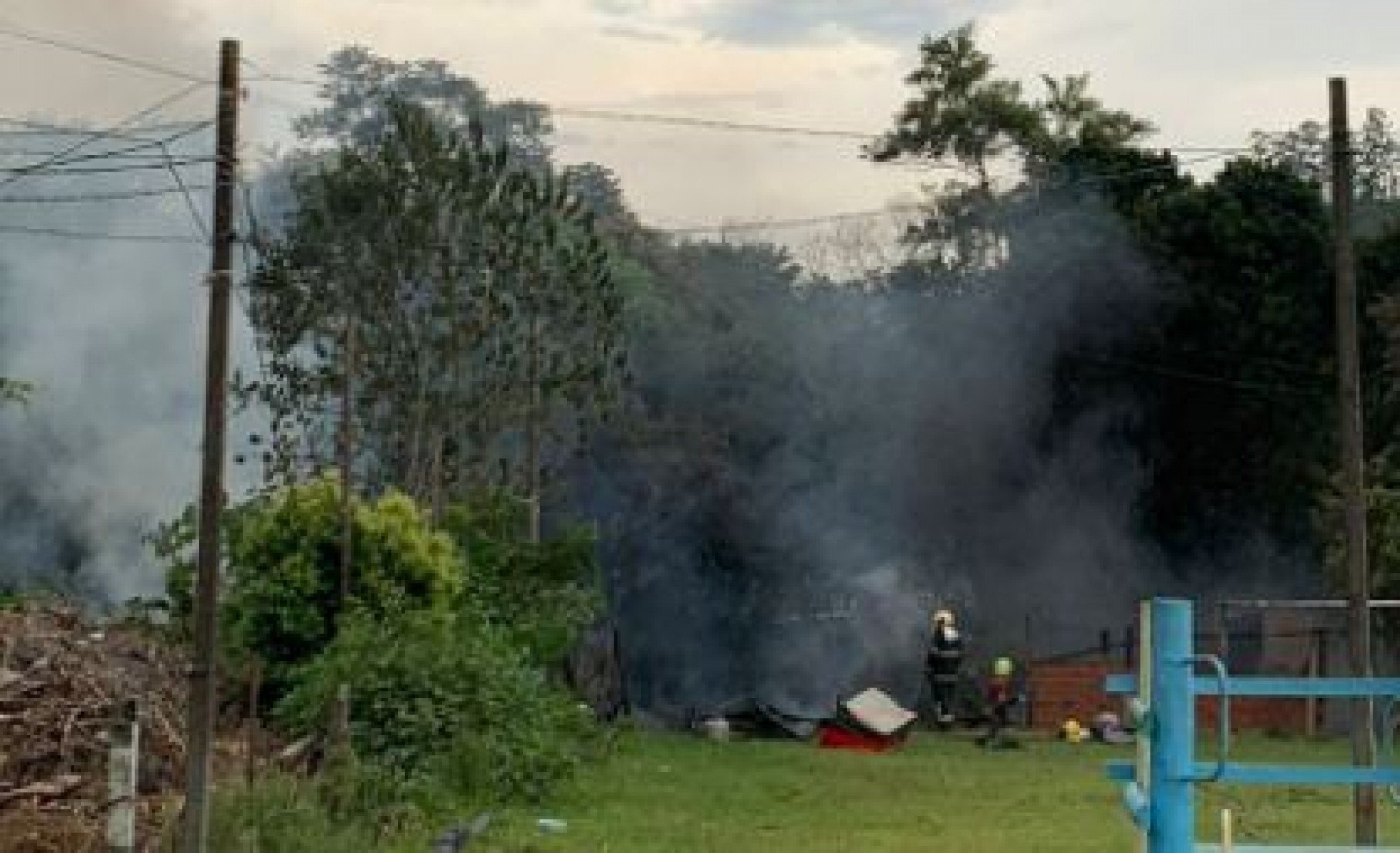 Casa é destruída por fogo no bairro Roselândia, em Novo Hamburgo