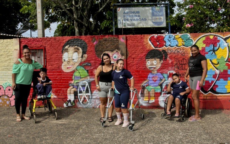 Alunos de inclusão são retratados em muro de escola canoense