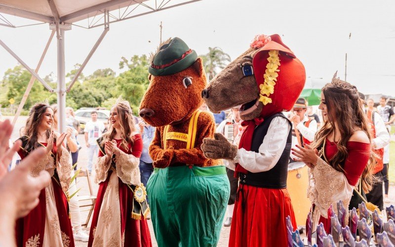 Os mascotes de Linfolfo Collor, Capivarito e Capivarita