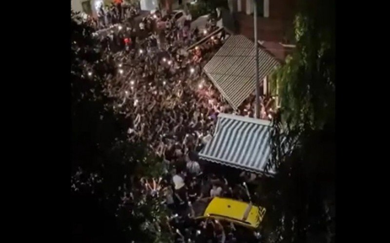 Messi vai a restaurante e causa tumulto e euforia nas ruas de Buenos Aires