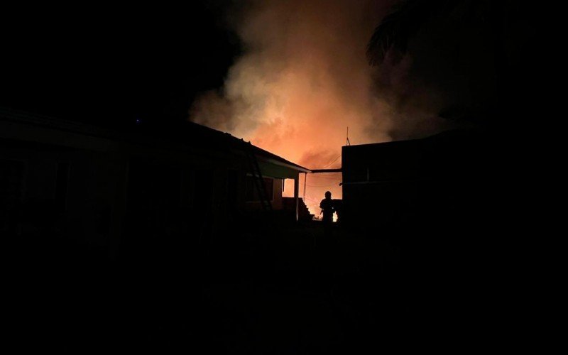Veja fotos do incêndio que atingiu madeireira às margens da BR-386