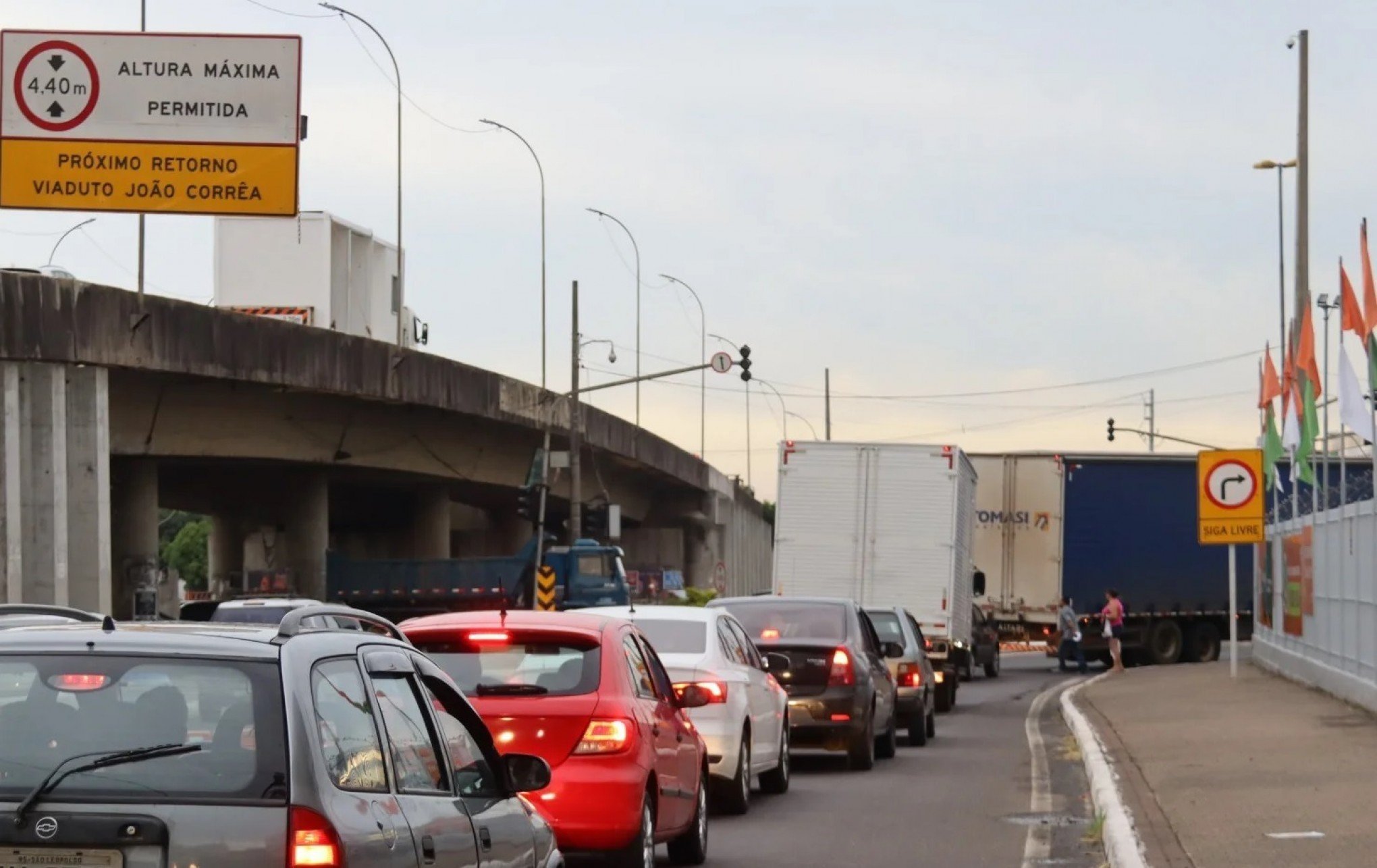 Bloqueio no cruzamento da BR-116 no acesso à RS-240 causa transtornos no trânsito