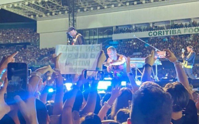 Momento em que Chris Martin chama Daniele