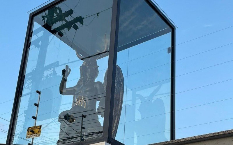 Estátua está na cada do bairro Bela Vista, em Alvorada, desde novembro de 2022