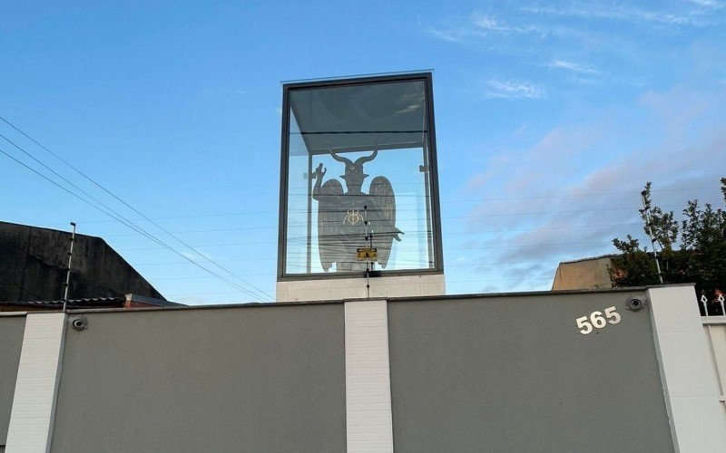 Estátua está na cada do bairro Bela Vista, em Alvorada, desde novembro de 2022