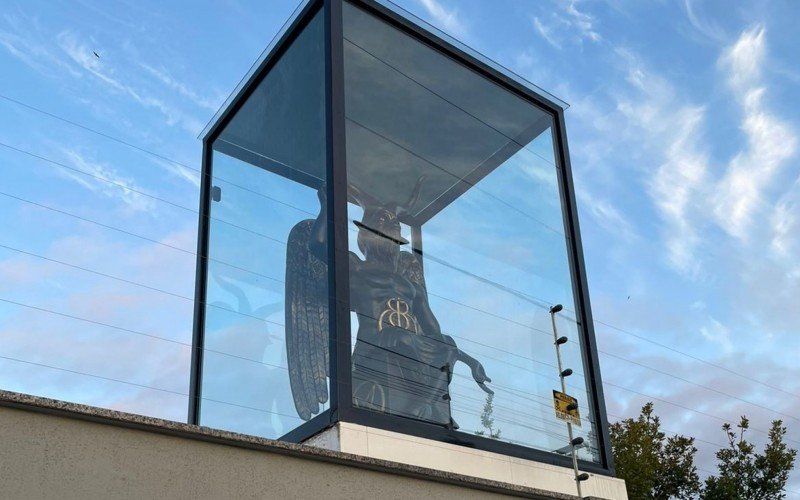 Estátua está na cada do bairro Bela Vista, em Alvorada, desde novembro de 2022