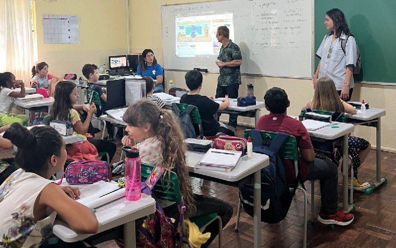 Professores do programa estão passando nas turmas para se apresentar aos alunos