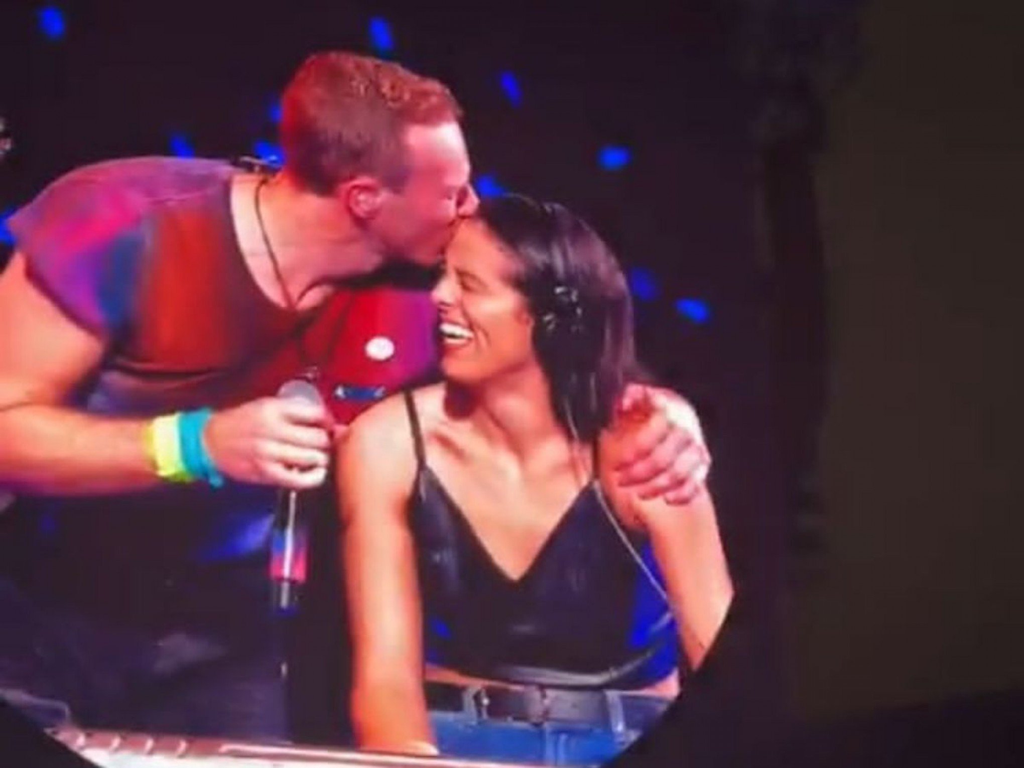 Gaúcha sobe ao palco e toca com Chris Martin durante show do Coldplay em Curitiba: "A ficha ainda não caiu"