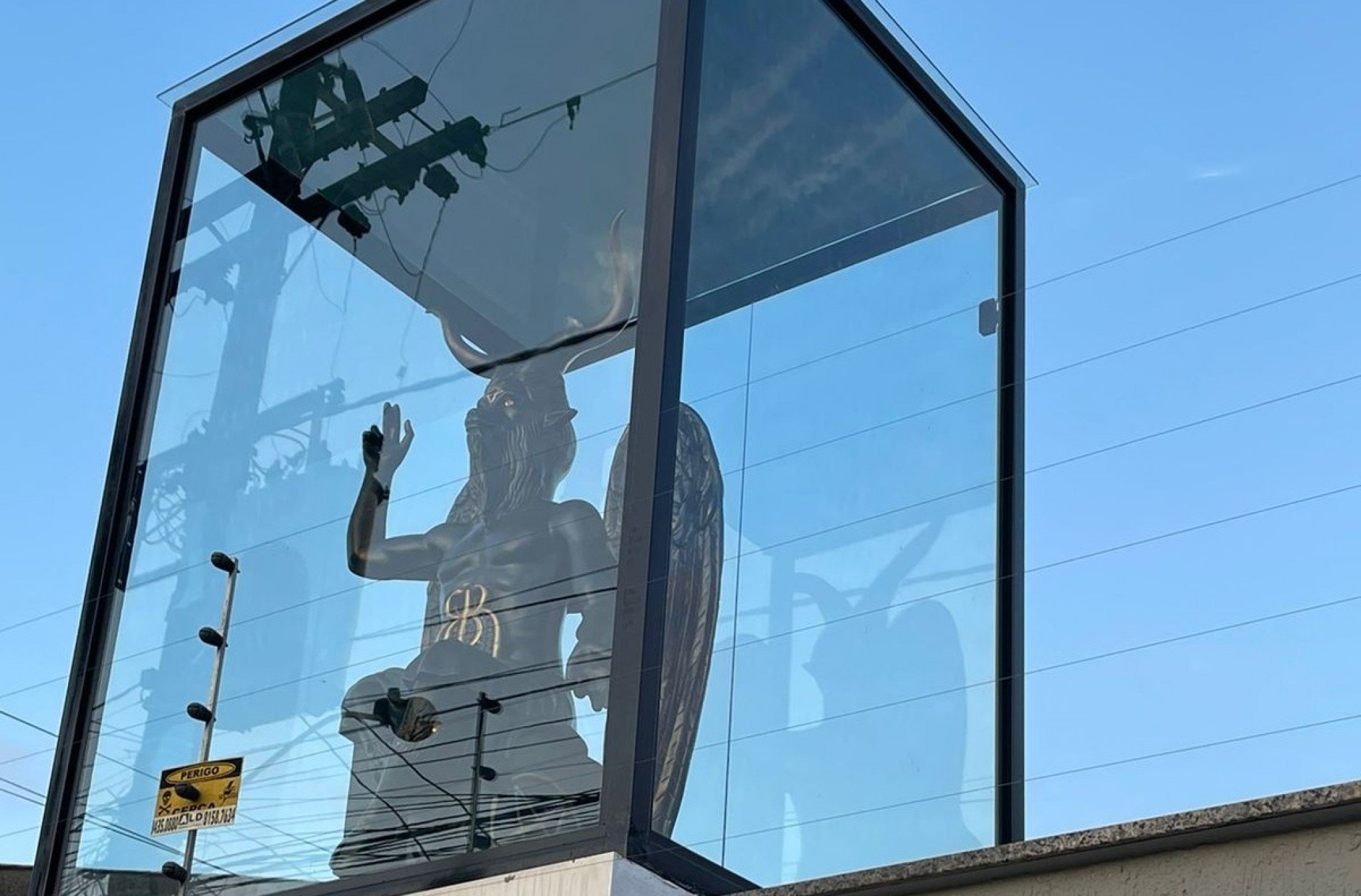 Casa do RS viraliza na internet por estátua de Belzebu na fachada: "Decidi colocar ele como um rei"
