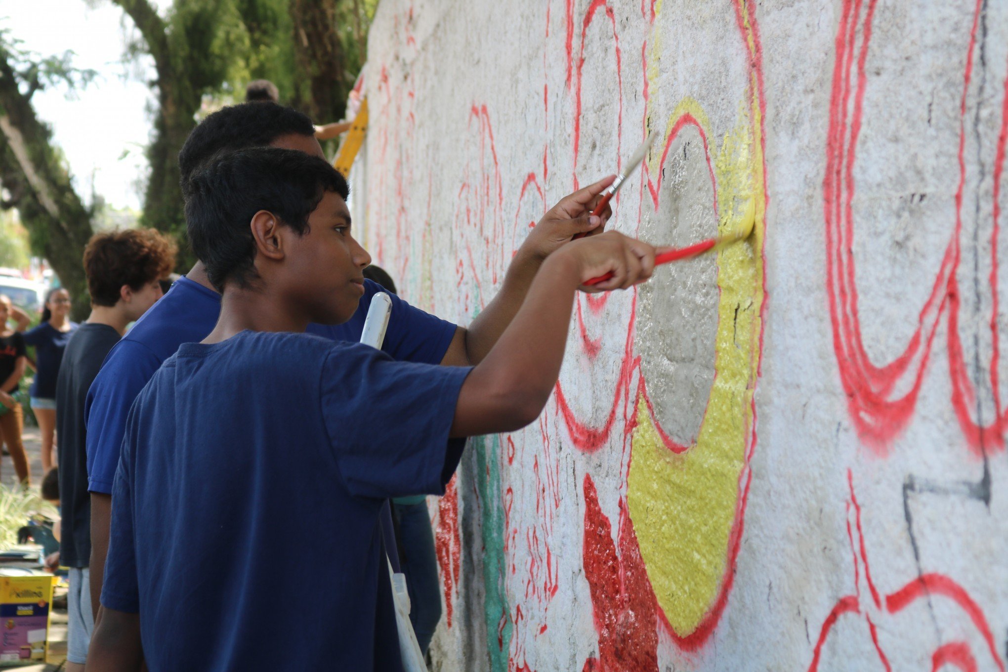 Projeto cria mural colorido para celebrar os 65 anos da Escola Caetano Gonçalves