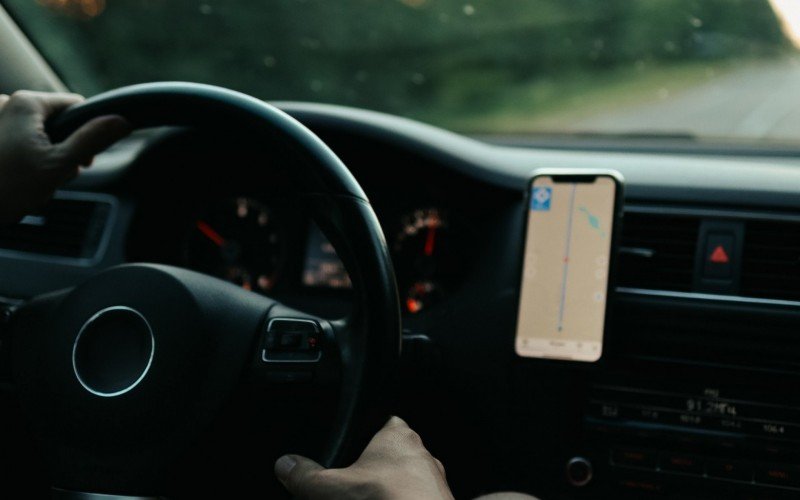 Uso de celular no trânsito pode gerar multa mesmo com o aparelho no suporte do carro