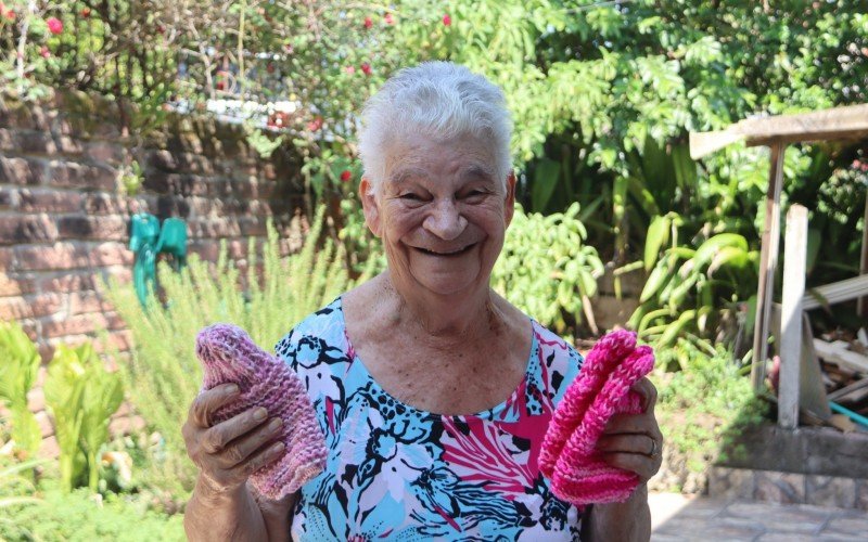 Aos 90 anos, idosa tricota e vende meias a R$ 10 para bancar doações