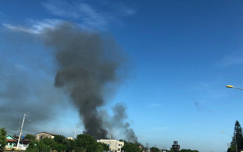 Incêndio em reciclagem de São Leopoldo pode ser visto da BR-116