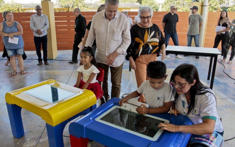 Mesas interativas e tablets também foram entregues