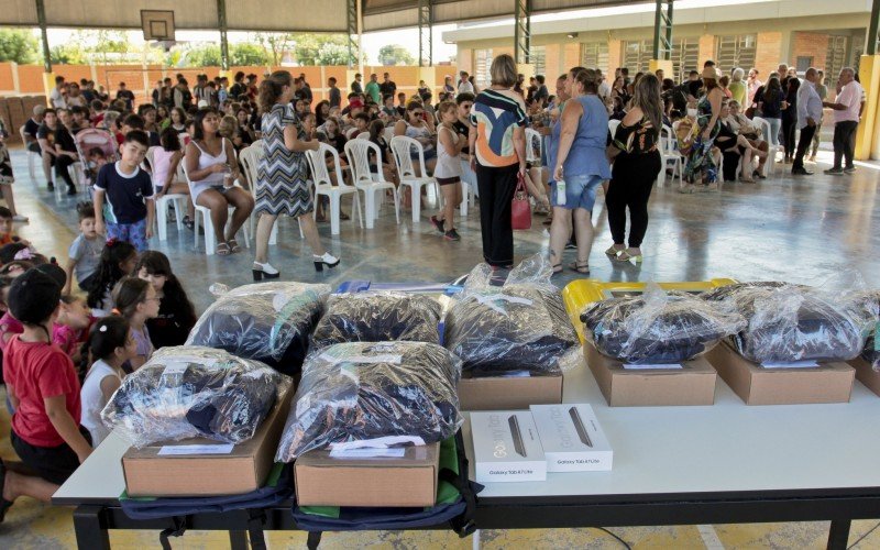 Kits com uniformes começam a ser entregues aos alunos em Canoas