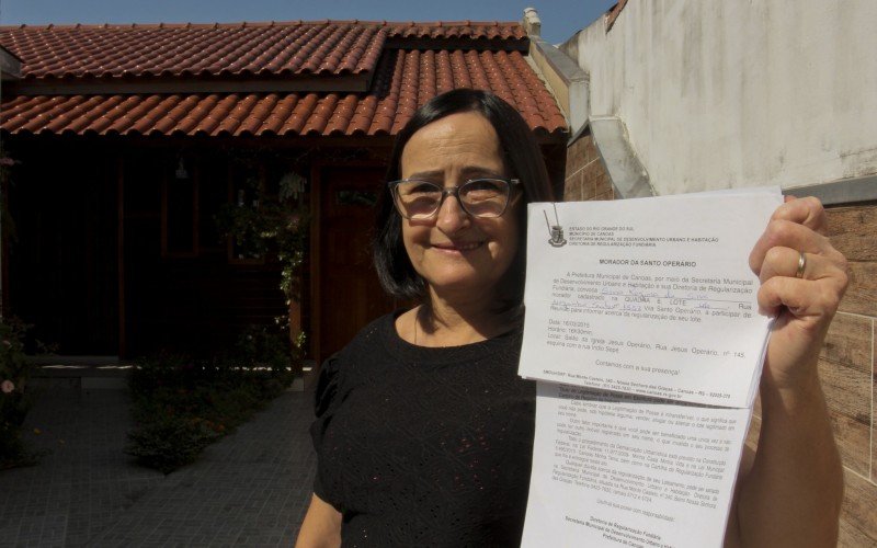 Regina com o termo de posse da casa aguarda pela escritura