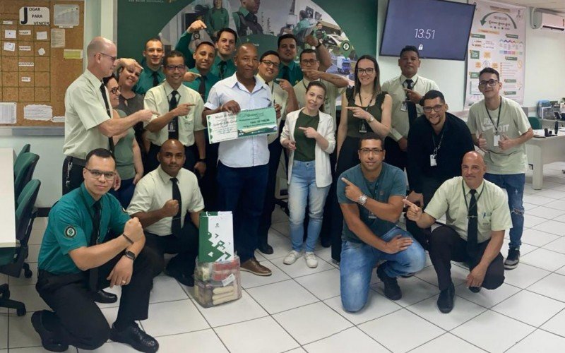 Roberto Luis Cordeiro, ao centro, recebeu homenagens dos colegas, da empresa e dos moradores pelo atendimento bem-sucedido a uma criança